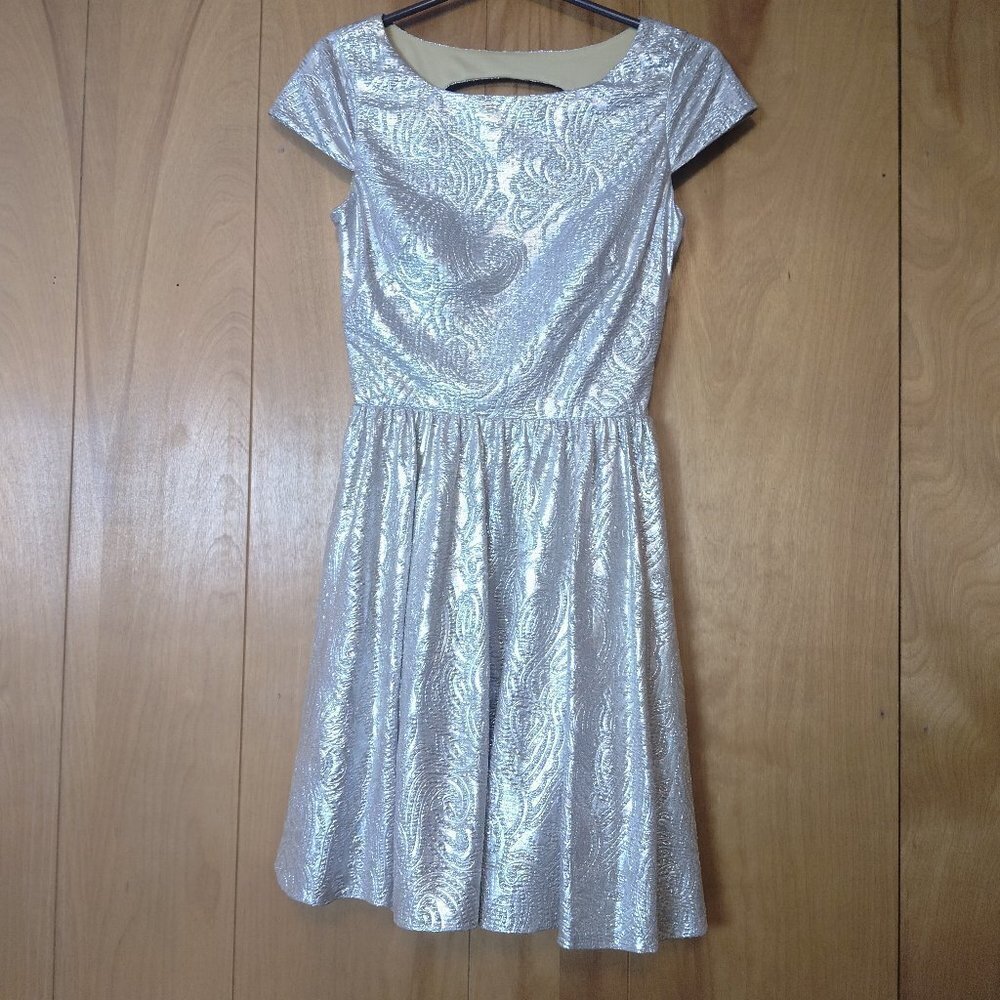 HAILEY LOGAN SIZE SMALL METALLIC GOLD SHORT SLEEVE DRESS CUTOUT BACK PARTY